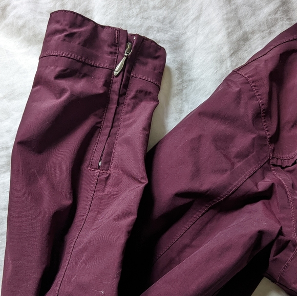 The North Face Fall Wine Raspberry Windbreaker with Removable Hood - Picture 2 of 10